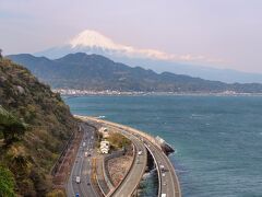 ドライブの最後は薩埵峠に行ってみました。

東名高速沿いの細いみち(たぶん旧東海道)を登って行くと、8台位の駐車場があります。そこから少し下に遊歩道を降りて行きます！
興津駅と由比駅のちょうど真ん中当たりなので、どちらの駅からも徒歩で1時間程だと思います。
