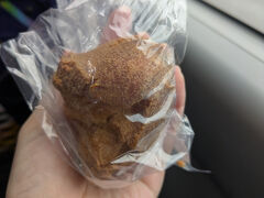 三矢本舗のサーターアンダギー
買ってすぐ食べるのが1番おいしい。
帰宅してからオーブントースターで温めて食べた時と美味しさが違いました。