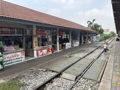 Chachoengsao駅。切符を購入してホームに入ります。