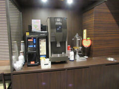 【天然温泉梓の湯ドーミーイン松本】

飯田駅前から高速バスと路線バスを乗り継いで2時間半ほどでホテルにチェックイン。
ウェルカムドリンクのリンゴジュースをいただき、客室へ。