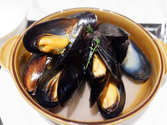 3月20日(木)
　前日に大阪から横浜に移動して横浜の自宅へ。彼岸という事で、もはや恒例行事ですが弟夫妻+姪で鎌倉へお墓参り。4歳になる姪が最近ご機嫌な時は色々とハイテンションで喋り出して、可愛らしい。子供っていいなー、といつも思う。

　夕方くらいに羽田空港に移動。スイートラウンジで、恐らく新メニューと思われるムール貝の白ワイン蒸し。ムール貝の粒も大きく、本格的で美味しかった。またラウンジに来る機会があれば是非ともリピートしたい。