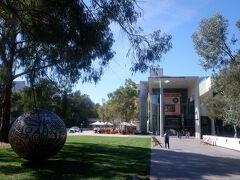 　続いて、オーストラリア国立美術館へ。ちなみに入場料無料です。