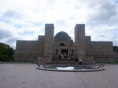 　かなり歩きましたが、オーストラリア戦争記念館に着きました。キャンベラの町ってかなりだだっ広いので、結構歩きます。