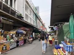 ここが有名な｢Sukhumvit 77/1 Alley｣通りになります。

この写真で言うと背後にはメインストリートのSukhumvit RDでその道路上の高架線にBTSが走りすぐ側にオンヌット駅が有ります。この写真の奥前方に見える大きな建物がビッグシー エクストラ オンヌット店になります。

