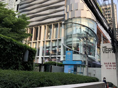Ideo Verve Sukhumvitのサービスアパートメント&ホテルの横には日系のお店も多数入店している綺麗なショッピングモールが出来ています。

夜にはこの建物入口前の広場に屋台が並びます。