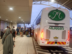 　ところが、途中で大渋滞にはまります。こんなシドニーまで200km近くある、周りに牛さんばかりいるようなご頃で何で渋滞するのという感じでしたが、かなり焦ります。日曜の夕方で行楽地からシドニーに戻る人たちが多かったのかもしれませんが、それにしてもあんな周囲に何もない場所からエンドレスに渋滞が続くと焦ります。飛行機間に合うのかな、明日の仕事どうしよう、かなり色々と考えてしまっています。元々空港行きという事もあり、隣の席の人も焦って航空ダイヤなどを調べ始めています。しかも、私よりもシドニー発は一時間ほど早い模様。

　もっとも渋滞の原因は、行きも同じで道路工事で高速道路の片側車線が丸々閉鎖されている区間があったからでした。ドライバーさんの英語が早口過ぎて聞き取りづらかったですが、到着時間は1時間ほど遅れる見込みでした。そして言葉通り、1時間遅れで空港に到着。元々3時間半くらい早めに空港に到着するつもりで、余裕をもってバスを予約したので、大丈夫でした。