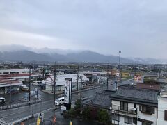 おはようございます～

今日も雨が降っています
旅行中、夜とか朝はいつも雨が降っていたような（笑）

でも今日の予報は雨のち晴れ！
今後の天気の回復に期待(*･ω･)ﾉ