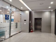 ２月24日　月曜日

Airbnbの宿を11時にチェックアウトし、地下鉄２号線聖水（Seongsu）駅から乙支路入口（Euljiro １ga）駅に移動。JCBプラザラウンジに来ました。こちらで荷物を預かっていただきます。こちらの営業は18時まで。17時50分までに荷物を受け取りに来てください、と言われました。

私が言うまでもないですが、JCBプラザラウンジは日本人の定番の旅行先にあり、便利ですね。利用するのはホノルルに次いで２度目。荷物預かりとドリンクサービスがありがたいです(ソウルでは預かりサービスは色々なところがやっていると聞きますが）。

普段の買い物はVISA。JCBのカードは割引になるVeltraとアプリで返済の手続きができる海外キャッシングでのみ使っています。私はですが、JCBのカードで海外キャッシングできなかったことはありません。
いざという時の保険として、海外旅行にはいつも持っていきます。宣伝ではないです(^^;)