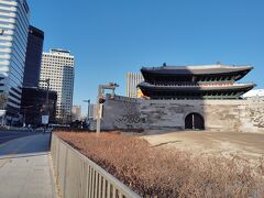 崇礼門（南大門）

ソウルの映像として、こちらか光化門広場がよく見られるように思います。
ソウル市内には、大統領の弾劾に関する横断幕がたくさんあったことだけを記します。