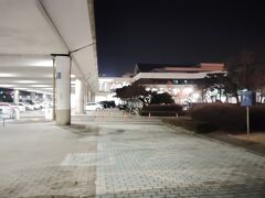 金浦空港。チムジルバンから徒歩20分ほどで到着。

一応気を付けながら空港内を撮影しましたが、掲載してよいものと悪いものが分からないので、こちらに載せるのは控えます。気にしすぎかな？
GMP 07:50→HND 09:55