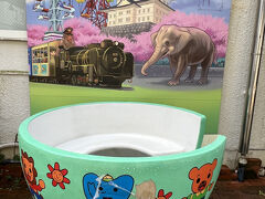 おしゃれ横丁に、小田原城址公園から移設されたというティーカップが置いてありました。城址公園にある遊園地は昔はもっと規模が大きかったのかな。