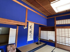 麒麟（２階は大鳳）と名付けられた建物は１９１９年、海運王と言われた内田信也によって建てられたものですが、一階の鮮やかな群青色は旅館時代のものだそう。