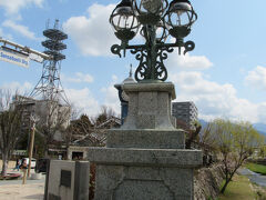 【千歳橋】

ホテルから松山城へ向かう道は、昔の城下町という雰囲気はなく、
お洒落な今風の建物やお店が多いです。
