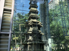 八角堂の後ろの公園裏手に有るのが韓国国宝指定第2号の重要な大理石造りの十層の石塔で円覚寺創建当時の文化財です。

保護の為全面ガラス張りの覆屋で覆われていて正直石塔がよく見えません。

広島の原爆ドームも崩壊過程の建築の恒久的保存の為風雨に曝され無い様にこの様なガラス張り覆い屋で囲むって計画が有りますが､､､､､､

もし完成するとこんな感じなんでしょうねぇ～

この石塔もそうですがガラスの向こうだと日が照っている昼間でももう暗くて見ないですねぇ～