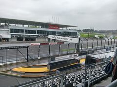 そして締めくくりは鈴鹿サーキット。F1や8耐などが開催される言わずと知れたモータースポーツファンの聖地である。

生憎の雨混じりの日だったけど、レーシングコースではバイクレースの練習走行が行われていた。
練習とは言え目の前をバイクが通過するのはまさに一瞬で爆音と共に彼方へ消えて行く。
よく見る「右を向いていた顔が瞬時に左を向く」あれだ。
速っ