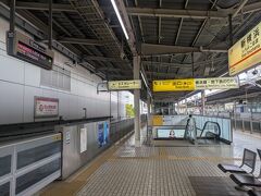 新横浜駅着、アリーナにはこの9-10号間のエスカレーターで降りると良いらしい。