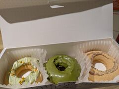 帰りは夜行バス、池袋発。新横浜から池袋ってけっこう遠いんですね...。ギリギリになって公演後は何も食べれないかもなので、夜食用にドーナッツ。こちらはアリーナ割で10%引き。