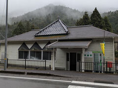 午前中はＪＲ四国管内のスイッチバック駅の坪尻駅を訪問して、次に目指す駅はＪＲ四国管内にあるもう一つのスイッチバック駅の新改駅ですが、時間があったので足を伸ばして繁藤駅に行ってみました。
手前の道路は国道32号線で、材木を積んだ大型トラックが走っていました。