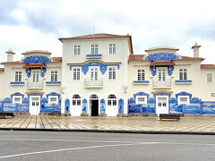 旧アヴェイロ駅

　真っ白な外壁一面にアヴェイロの生活風景や製塩作業の様子を描いたアズレージョが見事。現在は観光案内所として利用されています。