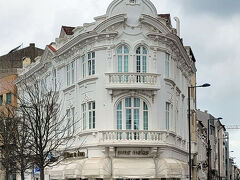 　駅舎の向かいにしゃれたデザインの建物がありました。ホテルのようです。