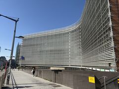 鉄道でEUの本拠地へ。建物が大きく、一回りすると結構な散歩に。日差しが強かったこともあり、暑がりの母はギブアップ。