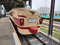 ランチを終えたものの次の電車まで時間があったので九州鉄道記念館へ行ってみることに。

鉄道好きにはたまりません。
入場料は３００円とかなり良心的です。
古い車両とかがどん、どん、どんと並べられていて中にも入れる！
これはテンション上がります。