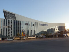 16:35
草梁駅から徒歩10分ほど‥
釜山港国際旅客ターミナルに着きました。

釜山港国際旅客ターミナルは、釜山港が海洋都市関門として象徴的な役目を遂行し、世界的な観光スポットを造成するための釜山港再開発事業の核心施設として2015年にオープンしました。