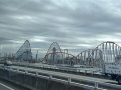 ＜1日目＞
はい、ここからが旅行の写真になります。何気にちょっと久しぶりなバスツアー参加ですが、集合場所である京都駅アバンティ前の様子は以前と様変わりしていて驚きました。ここはどこ？というぐらいインバウンドの軍団が集まっていて、日本人はほんの少し。駐車場に並んでいる観光バスもほとんどがインバウンド向けのツアーで、"PERFECT KYOTO 1 Day Bus Tour"などと書かれています。いや～、驚いたわ。

ナガシマスパーランドのスチールドラゴン2000、迫力ありますねー。