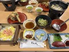 昭和な雰囲気の袋井観光センターに到着。「駿河湾の桜えび料理の昼食」です。

袋井観光センター
https://www.fukuroikanko.com/

HPを見ると、このメニューは一番お安い駿河膳(1,430円)でした。