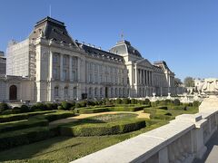 王宮の周りをぐるっと回って正面へ。国旗が掲げられているのでキングが王宮内にいるのだと思うのですが、衛兵など全く見当たりません。とても静か。