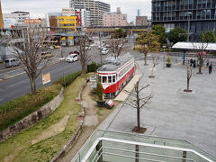 JR岐阜駅前広場に、配線となった名鉄岐阜市内線の車両が静態保存されてました
モ510形という車両です
調べてみると、2005年4月1日廃止でしたので、翌日が廃止丁度20年目でした