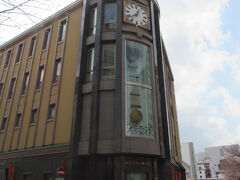 【松本市時計博物館】

「松本市立博物館」とどちらにしようか迷ったところ、松本市立博物館は建物が新しすぎて魅力を感じなかったので、こちらにしました。
ミュージアム展示ガイドアプリ「ポケット学芸員」と言うのがあるそうですが、面倒くさいのでインストールしませんでした。