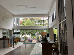 ◇15日目

「アカヤ バリ」から「ホリデイ イン バリ サヌール」に移ります。
少し距離があるのでGojek利用。

建物の雰囲気とプールが屋上にあることで
今まで宿泊をためらっていましたが
今回はなぜか泊まりたくなりこちらに決めました。
とりあえず様子見で3泊だけ。

チェックイン時のスタッフさんの対応は
とても丁寧で分かりやすく説明してくれました。