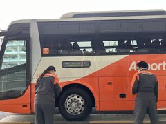 　エアポートリムジンバス、お世話になりました。満席に近かったです。皆さんお仕事ですか？お疲れ様です。
　第二ターミナルまで70分で着きました。私の勝ち！