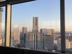 『京急 EXホテル みなとみらい横浜』からの眺望の写真。

『横浜ランドマークタワー』に入る『横浜ロイヤルパークホテル』は
2025年3月31日からビル大規模修繕工事のため、2028年頃まで
営業休止中です。