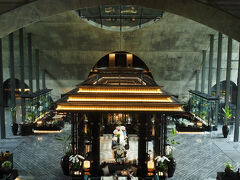 宿泊客ではありませんが…と断った上で
上階からロビーを見学させてもらいました

何ともクールでスタイリッシュ！
この景色を見てみたかった～(*'▽'*)