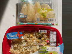 おはようございます

敷地内のコンビニで朝ごはん調達
蟹チャーハンとポメロ（ソムオー）で
97THB／約430円でした

部屋のレンジで温めていただきます♪
美味しい～、そして安上り～ヽ(^o^)丿