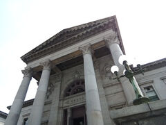 図書館（大阪府立中之島図書館）につきました。図書館だということにまず驚きです。神殿か何かのように見えます。