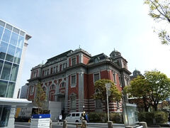 次は公会堂（大阪市中央公会堂）へ向かいます。この日は、入学式が行われていました。