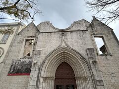 自力で坂を登って、カルモ修道院。
1755年の地震で崩壊した教会だそうです。