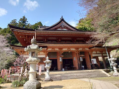 石段を上ると、宝厳寺の本堂だ。