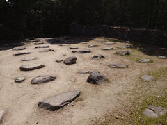城跡のてっぺんにある天主跡。整然と並んだ礎石が、かなり巨大な構造物が建っていたことを想像させる。