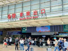 約1時間ほどで上海駅に着きました。
上海駅前は、思うほどにぎやかではありませんでした。