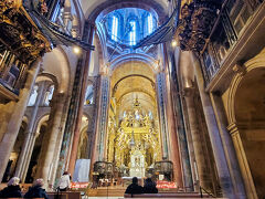 　大聖堂は、長さ97ｍ、高さ22ｍの樽型ヴォールトの身廊を持つスペイン最大のロマネスク教会です。