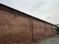 桐生市有鄰館は、桐生市桐生新町重要伝統的建造物群保存地区内である本町にあり、
かつては酒・味噌・醤油を醸造し、保管するために使用されていた江戸時代から昭和時代にかけての11棟の蔵群が、舞台や展示、演劇、コンサートなど様々な用途に使用されているそう、文化を発信される場所として使われているというのがよいですね。