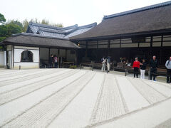 銀閣寺を観光します。庭に独特の模様が描かれています。