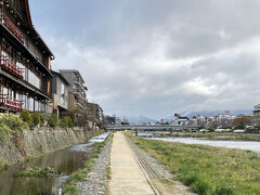 2025.4.4　金　AM7：02　鴨川
右が鴨川　　左側に納涼床が出るがそもそも川の中に川が有るのは昔、納涼床を出す業者の要望で床の下に川が流れるようこの様な形になった。大昔はそんなものは無い