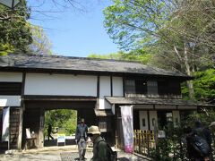 旧本多家住宅長屋門　代々、国分寺村の名主であった本多家の長屋門で、江戸時代末に建てられた市重要有形文化財です