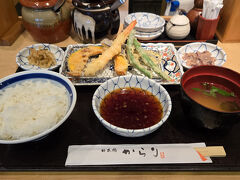 宇都宮の駅ビルパセオの天ぷら専門店からりです
オープンカウンターで揚げたての天ぷらが食べられリーズナブルで美味しく良いですね