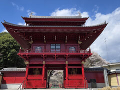 赤門が有名な慈光寺に到着です、赤門（仁王門）は慈光寺独特の意匠で素敵ですね